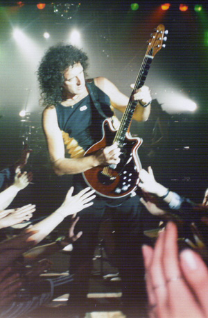 Brian May performing in Warsaw, 1998/Wikimedia Commons